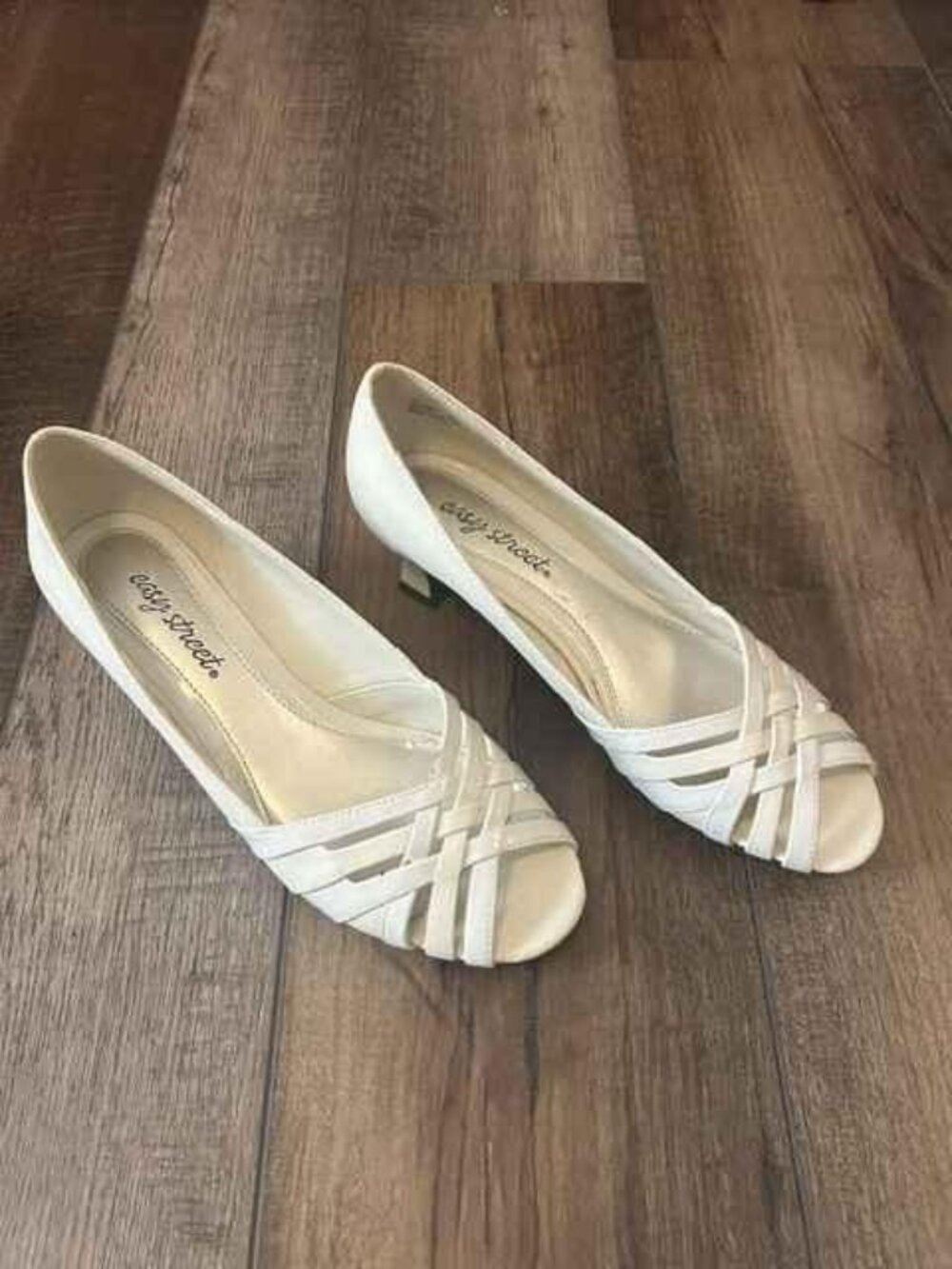 White Easy Street Oceana Peep Toe Kitten Heel Pumps - 8M